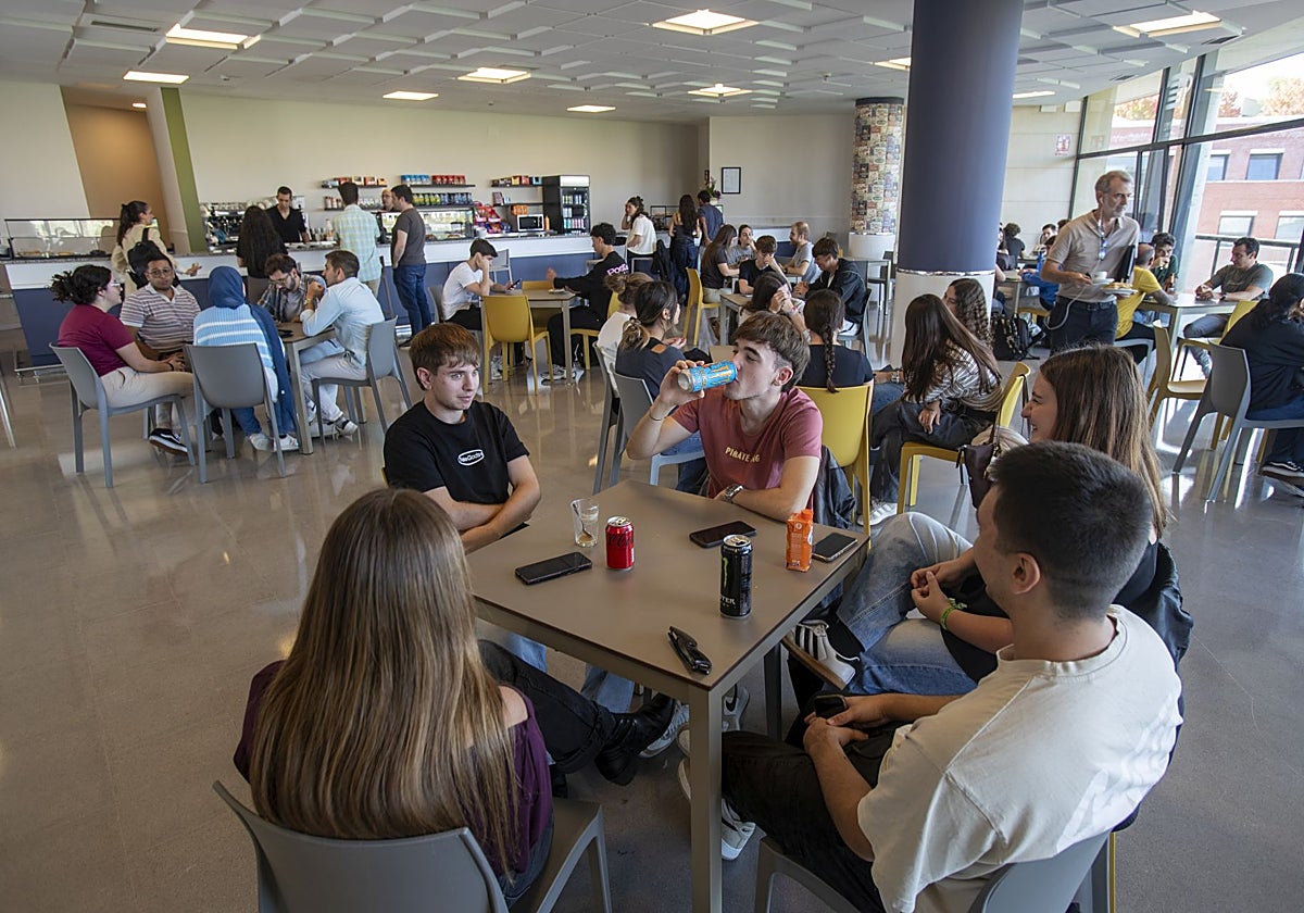 Mediano y futbolín en la cafetería de la UC | El Diario Montañés