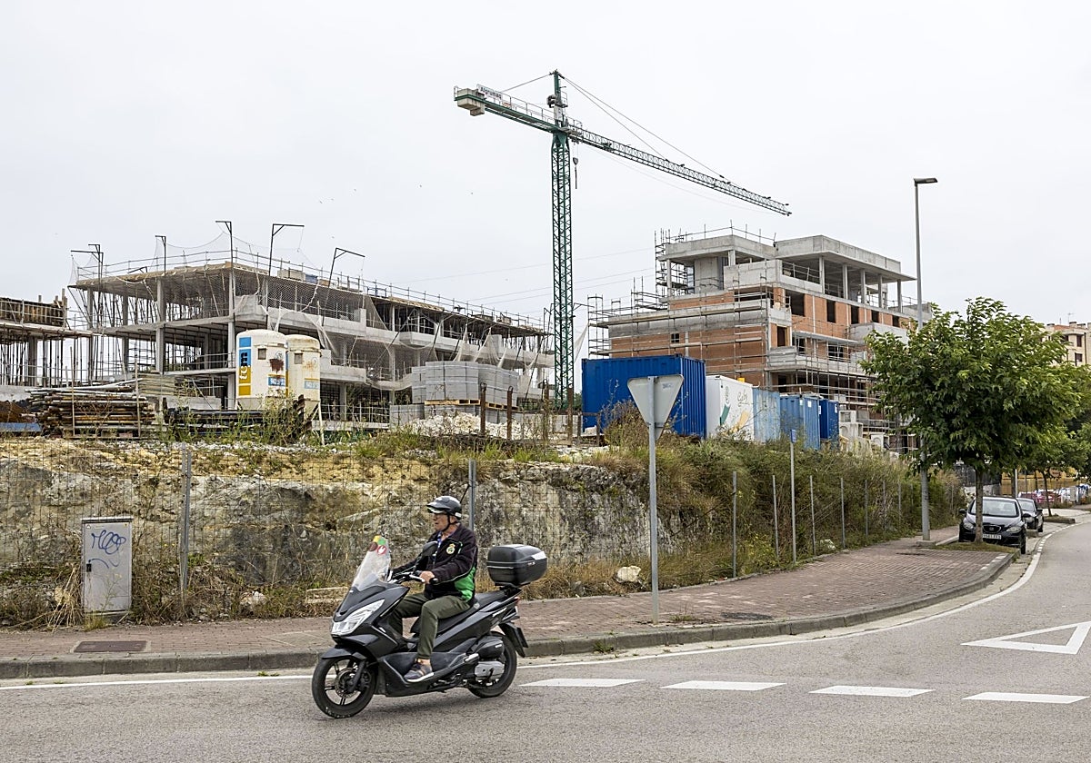 Edificios en construcción en la zona de la S-20, en Santander, por donde se expande la ciudad.