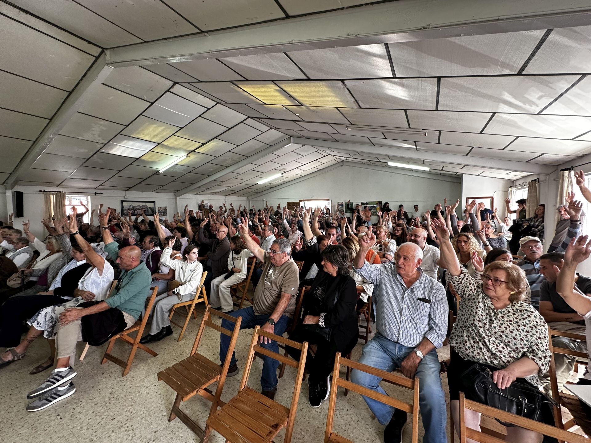 Asistentes a la reunión de este sábado, durante la votación de los objetivos.