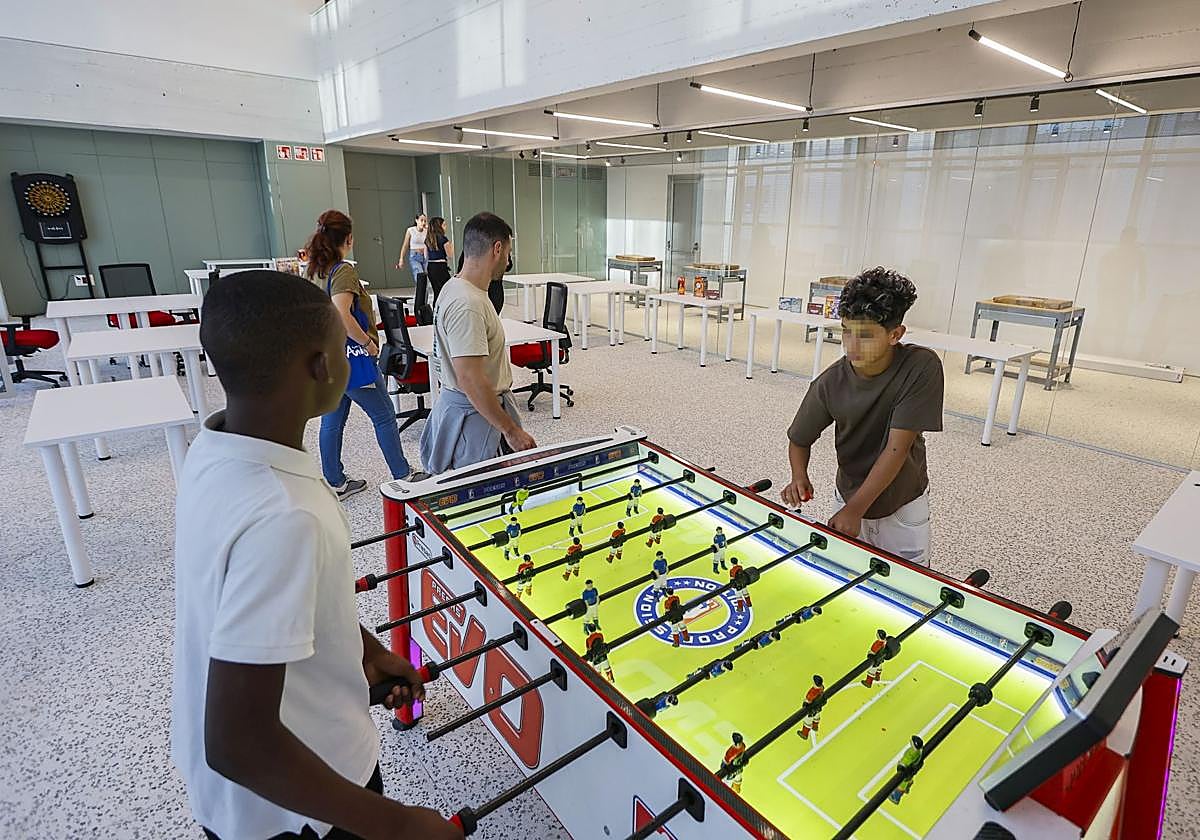 «¡Hay sitio de juegos, piscina, de todo!»: los jóvenes usuarios por fin entran en la Tecnoteca de Torrelavega