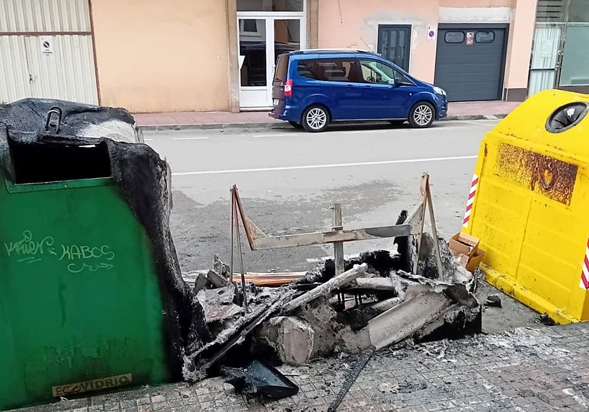 Queman tres contenedores de reciclaje de residuos en pleno centro de Los Corrales