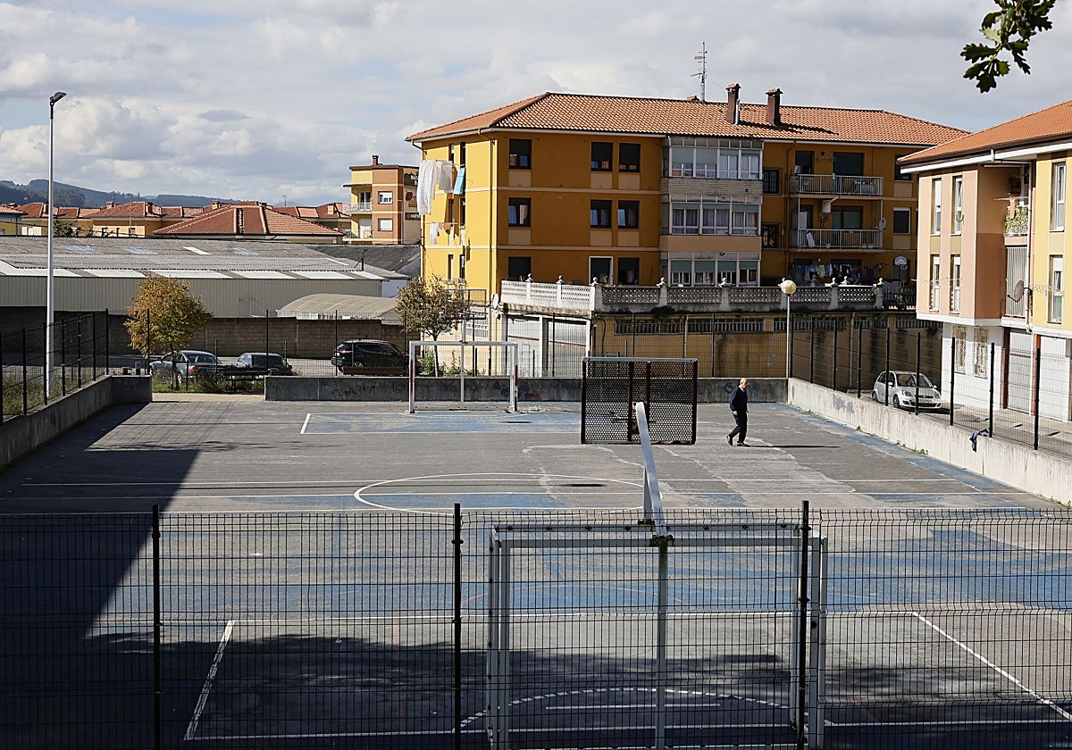 Vecinos de Barreda urgen la cubierta de la pista del colegio, que tildan de «olvidado»