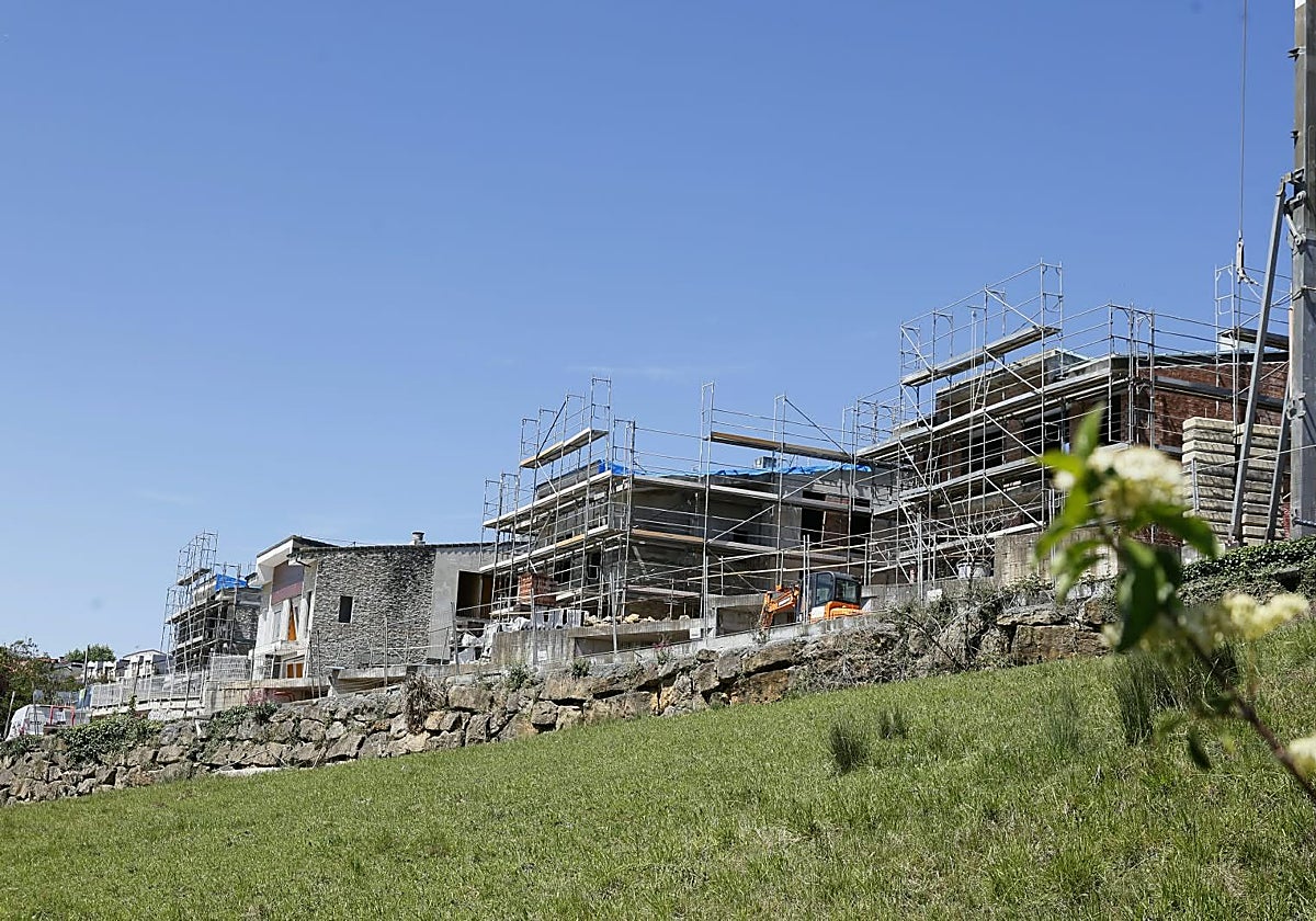 La Sareb retoma la construcción de 20 chalés en la calle Cuba de Arriba de Suances