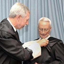 Jesús Pellón impone a Nobel Carral la Cruz al Mérito en el Servicio de la Abogacía.
