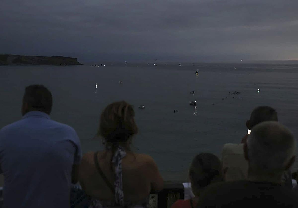 Suances disfrutó del minuto de oscuridad a pesar de no ver ni rastro del eclipse