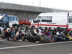 Un cayuco con 56 inmigrantes a bordo, entre ellos 12 posibles menores, arriba a El Hierro
