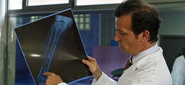 Un doctor explica una radiografía. / Archivo