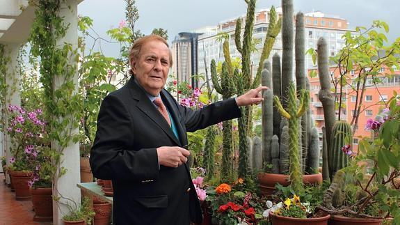 Ramon Tamames en la terraza de su casa. 