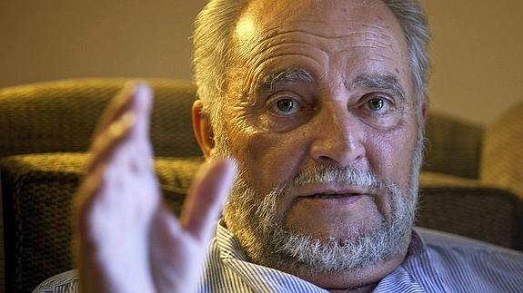Intervienen a Julio Anguita para colocarle dos 'stent' en arterias coronarias