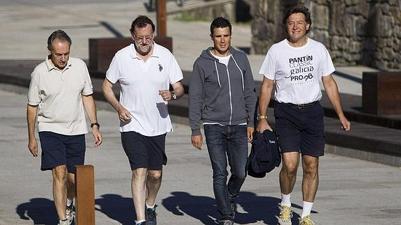 Mariano Rajoy, junto al triatleta Francisco Javier Gómez Noya (2d) y el secretario Xeral de Deporte de la Xunta de Galicia, Ramón Lete (d).