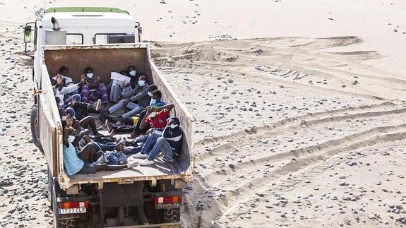 Los inmigrantes, en un camión de la basura. 