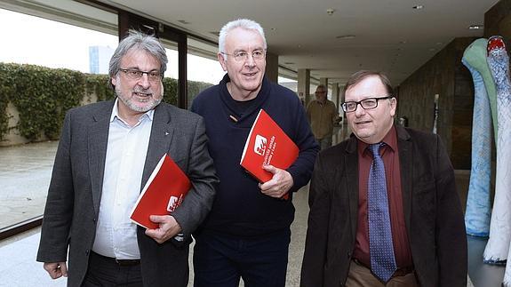 El coordinador general de IU, Cayo Lara (c), acompañado por el coordinador regional de IU en Castilla y León, José María González (i), y el senador Jesús Iglesias. 