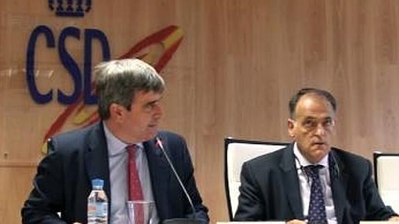 Cardenal (i) y Tebas (d) en la sede del CSD. 