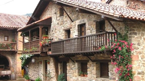 Casona en Bárcena mayor. 