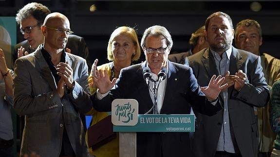 Artur Mas, junto a Romeva y Junqueras el 27-S.