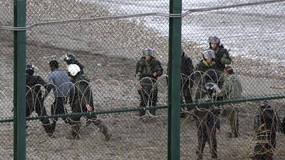 Las fuerzas de seguridad repelen el intento de entrada de los subsaharianos. 