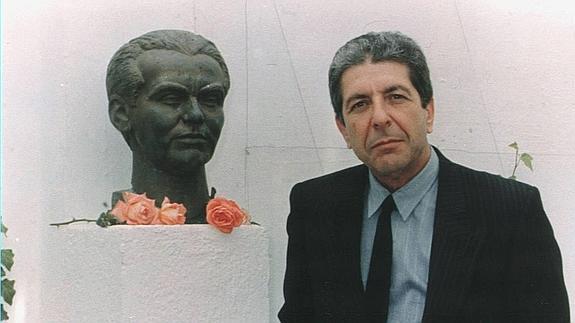 Cohen junto a una estatua de Lorca.