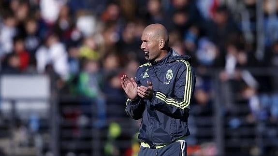 Zidane dirige su primer entrenamiento. 