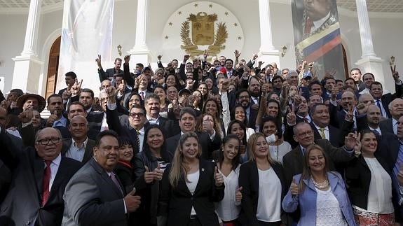 Diputados de la coalición opositora Mesa de Unidad Democrática (MUD) posan para una foto dentro de las instalaciones de la Asamblea Nacional de Venezuela.