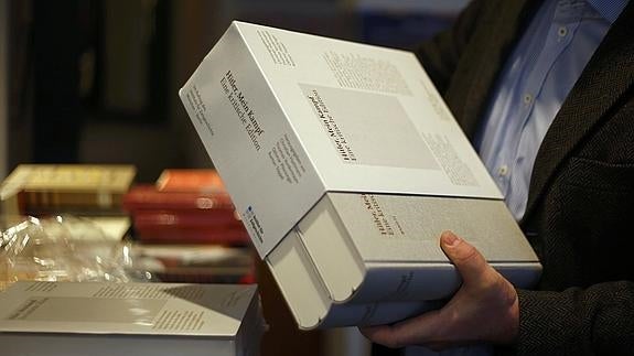 Un librero de Múnich sostiene la nueva edición de 'Mein Kampf'.