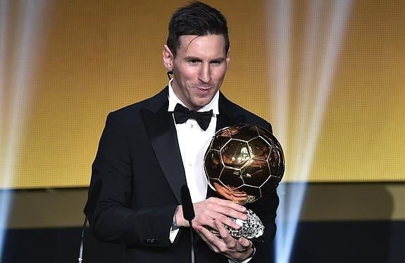 Messi sostiene su quinto Balón de Oro. 