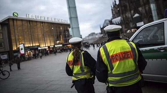 Agentes de policía alemanes hacen guardia frente a la estación central ferroviaria de Colonia.