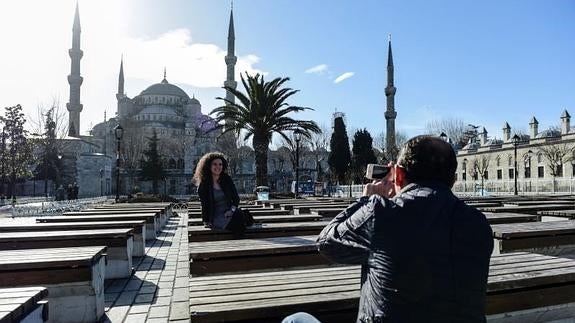 Unos turistas tomándose una foto tras la explosión. 