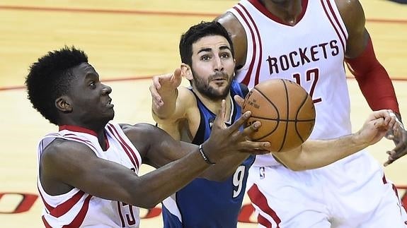 Ricky Rubio, ante Clint Capela. 