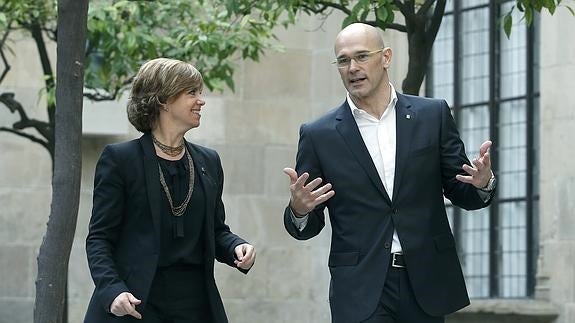 Raül Romeva, junto a la consejera de Gobernación, Administraciones Públicas y Vivienda, Meritxell Borràs. 