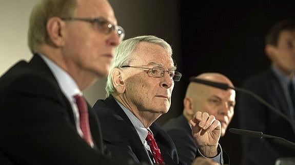 El presidente de la comisión independiente de la AMA, Richard Pound (c). 