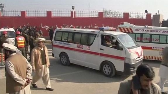 Imagen del exterior de la universidad de Pakistán tras el ataque. 