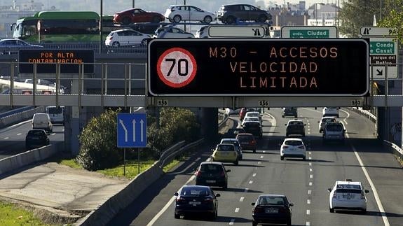 Cartel luminoso en la M-30 que limita la velocidad máxima para intentar combatir la alta contaminación. 