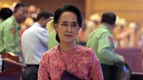 Aung San Suu Kyi sonríe tras la primera sesión del nuevo Parlamento. 