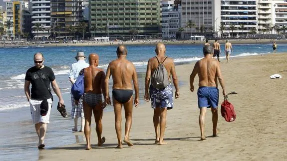Turistas en una playa de Canarias. 