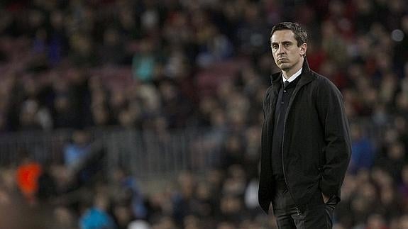 Gary Neville, ante el Barça. 