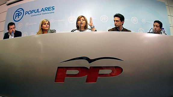 Isabel Bonig (C), y los tres presidentes provinciales del partido durante la rueda de prensa. 