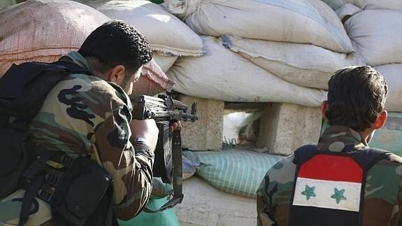 Soldados sirios toman posiciones cerca de Damasco. 