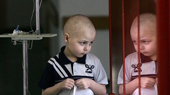 Niño con cáncer n un hospital.