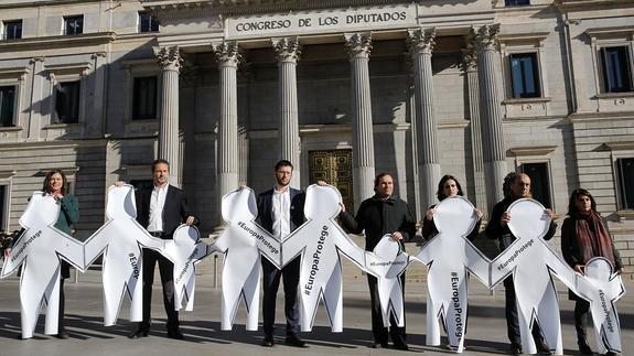 Representantes de varias ONG se concentran ante el Congreso como llamamiento urgente para proteger a los niños refugiados.