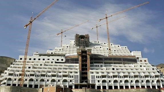 Fotografía de archivo del hotel Algarrobico, construido en el Cabo de Gata, en Carboneras (Almería).