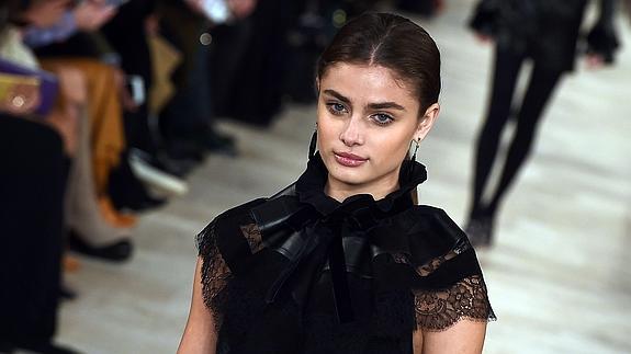 Una modelo desfila con uno de los evstidos del diseñador Ralph Laren. 