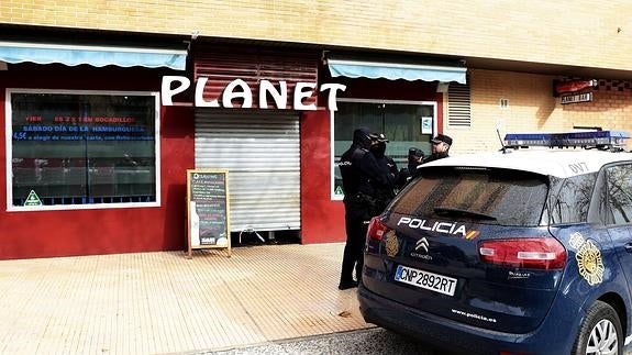 El bar donde han aparecido los cadáveres. 