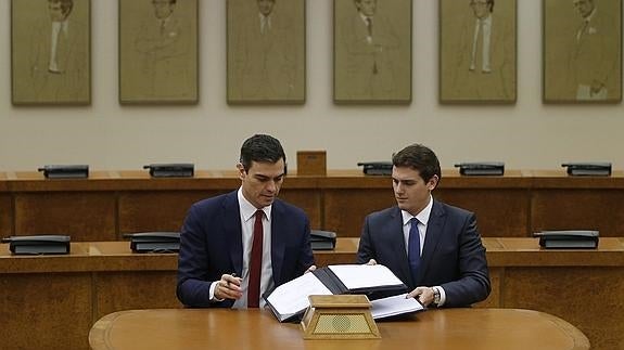 Pedro Sánchez y Albert Rivera firman el acuerdo.