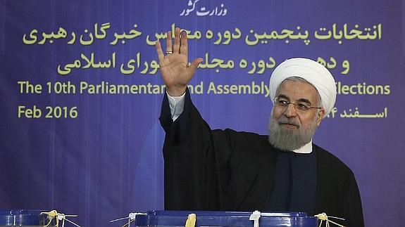 El presidente iraní, Hasan Rohani, tras votar en las legislativas.