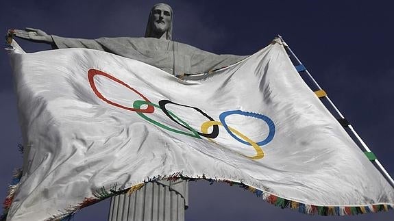 La bandera olímpica ondea en Río de Janeiro. 