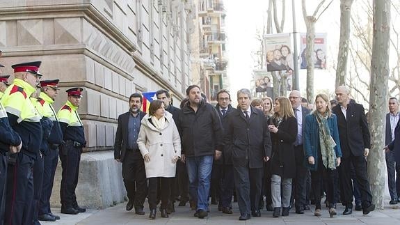 Francesc Homs llega al tribunal arropado por decenas de ciudadanos.