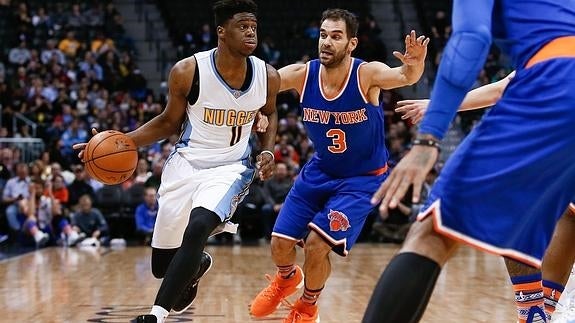 Emmanuel Mudiay intenta protegerse de Calderón. 