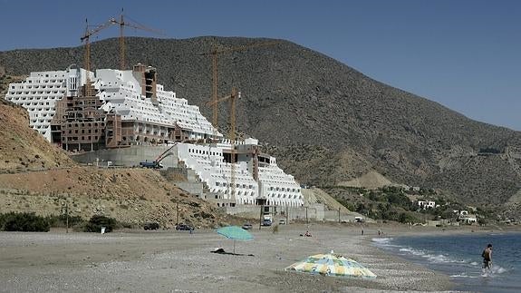 El hotel construido en el paraje de El Algarrobico. 