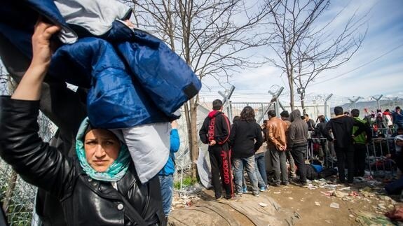 Refugiados e inmigrantes esperan en un campo para refugiados en Idomeni (Grecia). 