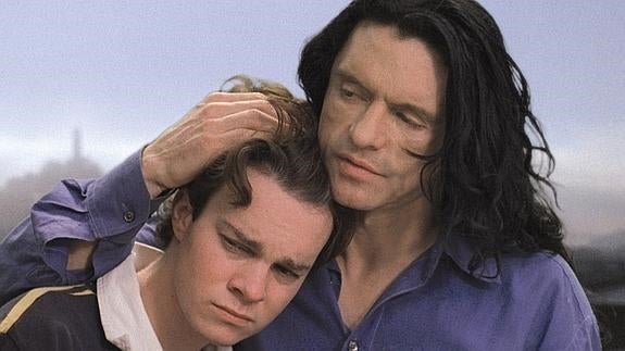 Tommy Wiseau, a la derecha, pone en práctica sus dotes interpretativas en 'The Room'.